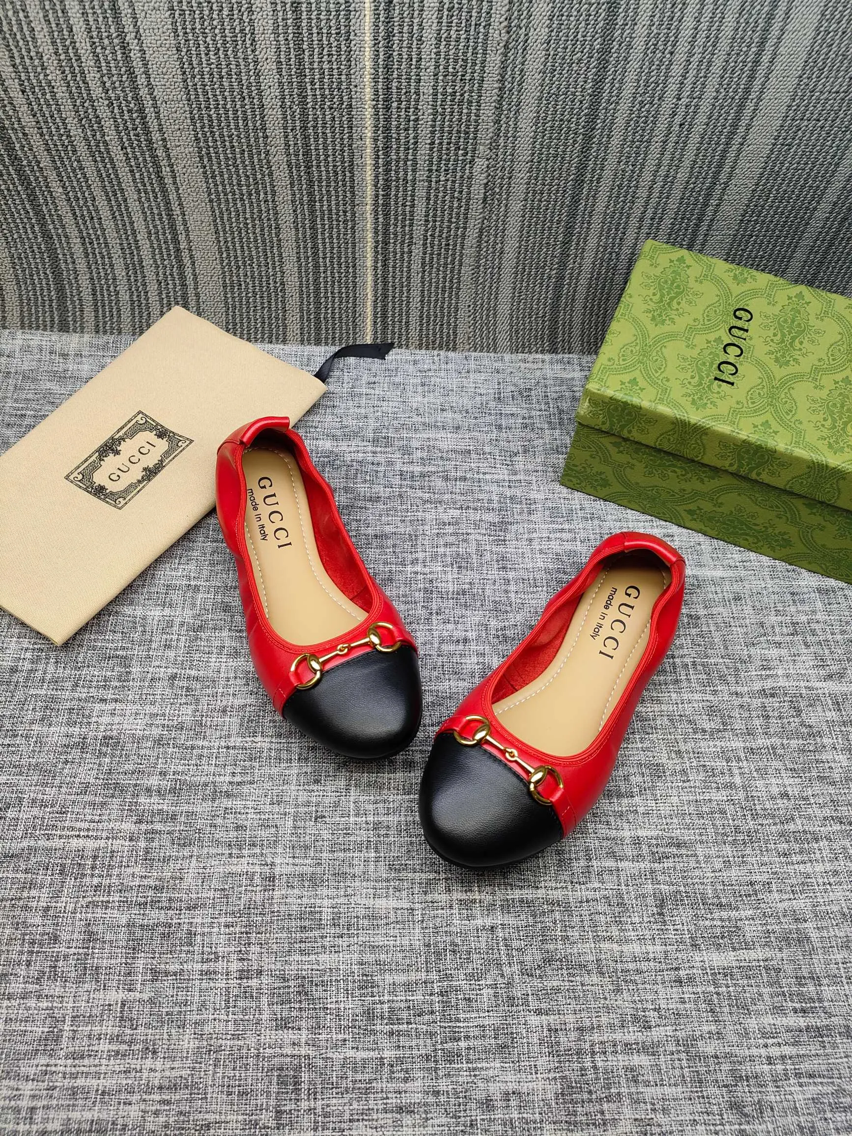 👟👟Ex-factory price 320👟👟 GUCCI's latest horsebit women's flat ballet shoes and egg roll shoes are super comfortable. The fabric is made of imported top-grade soft sheepskin. It is very comfortable on the feet and will not rub your feet. You can also roll it up and put it in your bag. It is easy to carry with you. The super soft soles are a must-have item for fairies whether you are going out for business, work, travel, shopping or at home. Fashionable and versatile, it is an indispensable pair of shoes for you. Fabric: Made of imported soft sheepskin Color: 6 colors available Outsole: PPC rubber outsole Size 34-42 (34.41.42 needs to be customized)